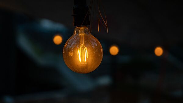 Горящая лампочка в комнате. Иллюстративное фото - Sputnik Кыргызстан