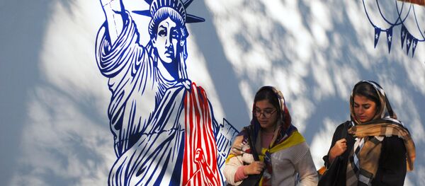 Граффити перед бывшим посольством США в Тегеране - Sputnik Кыргызстан