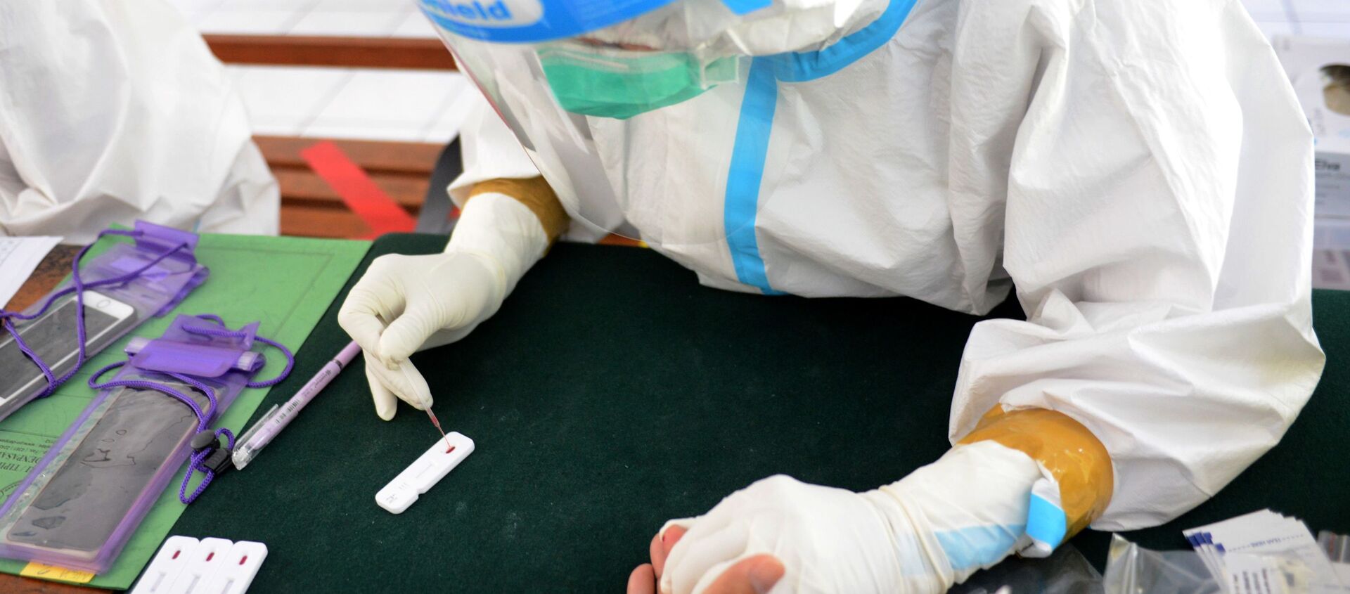 Медицинский работник берет образец крови для проведения теста на коронавирус. Архивное фото - Sputnik Кыргызстан, 1920, 01.08.2021