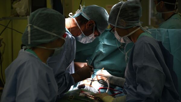 Врачи во время операции в больнице. Архивное фото - Sputnik Кыргызстан
