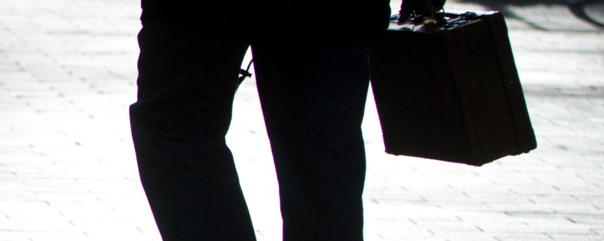 Портфелчен киши. - Sputnik Кыргызстан, 1920, 11.10.2025