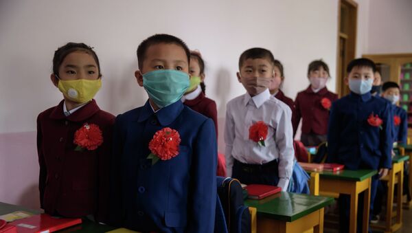 Дети начальной школы, носящие маски в качестве меры защиты от COVID-19. Архивное фото - Sputnik Кыргызстан