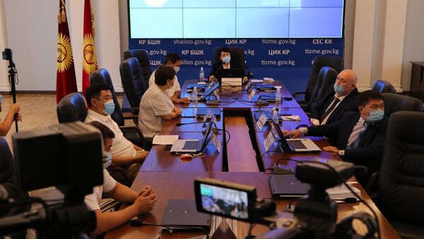Открытое заседание Рабочей группы по приему документов политических партий на выборах депутатов ЖК - Sputnik Кыргызстан