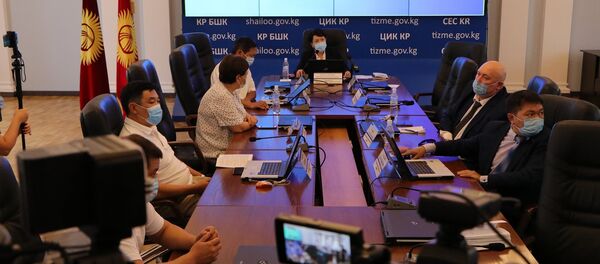 Открытое заседание Рабочей группы по приему документов политических партий на выборах депутатов ЖК - Sputnik Кыргызстан