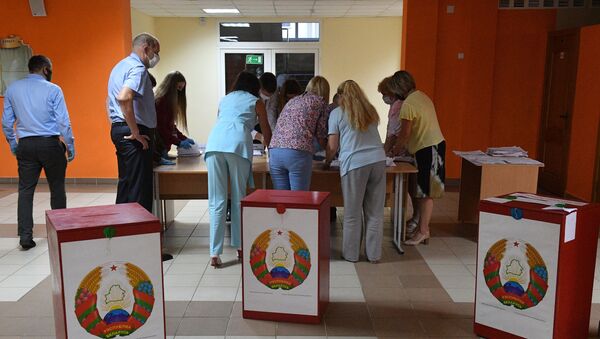 Члены участковой избирательной комиссии во время подсчёта голосов в Минске. Архивное фото - Sputnik Кыргызстан