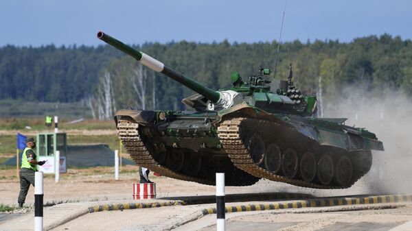 Танк Т-72 команды военнослужащих Кыргызстана во время соревнований танковых экипажей - Sputnik Кыргызстан