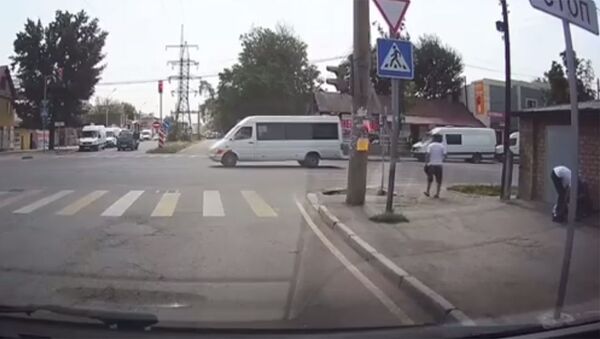 Жесткое ДТП около Ошского рынка — пешехода сбило авто. Видео момента - Sputnik Кыргызстан