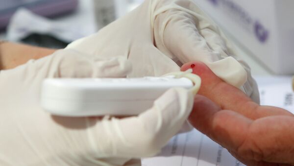 Медицинский работник берет образец крови у пациента в центре тестирования на COVID-19 - Sputnik Кыргызстан