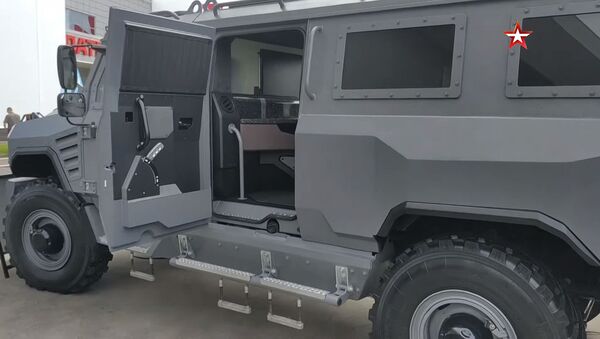 Представлен российский бронеавтомобиль для перевозки VIP-персон — видео - Sputnik Кыргызстан