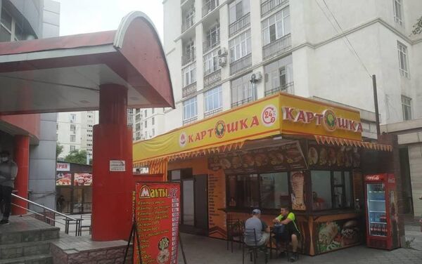 После проведения разъяснительных бесед была добровольно демонтирована точка быстрого питания Картошка на улице Турусбекова - Sputnik Кыргызстан