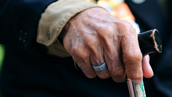 Пожилой мужчина с тростью. Архивное фото - Sputnik Кыргызстан