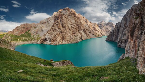 Горное озеро Кель-Суу в юго-восточной части Нарынской области - Sputnik Кыргызстан