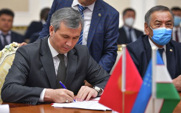 Кыргызстане и Узбекистан согласовали и утвердили один участок из 10 несогласованных на границе - Sputnik Кыргызстан