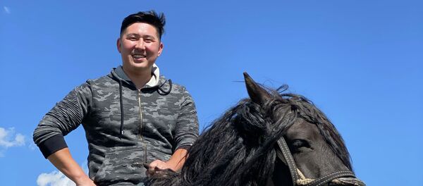 Саякатчылар алыскы сапарга унаасын камдай турган жабдыктарды сатуучу дүкөндүн ээси Азамат Сулайманов. Архив - Sputnik Кыргызстан