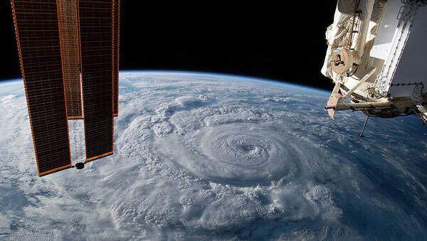 Кадры урагана Женевьева у тихоокеанского побережья Мексики - Sputnik Кыргызстан