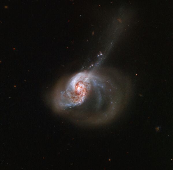 Галактика NGC 1614, находящаяся в 200 миллионах световых лет от Земли - Sputnik Кыргызстан