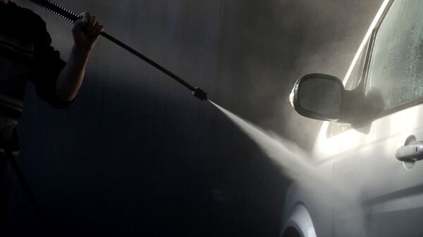 Рабочий моет машину на автомобильной мойке. Архивное фото - Sputnik Кыргызстан