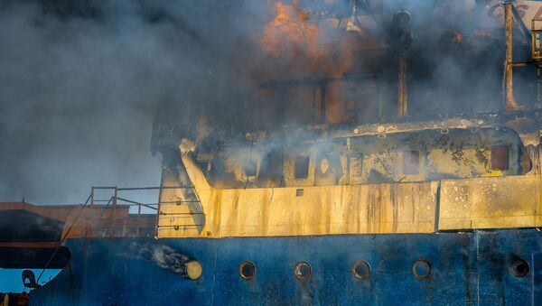 Судно Yeruslan горит у берегов Владивостока в акватории Амурского залива - Sputnik Кыргызстан