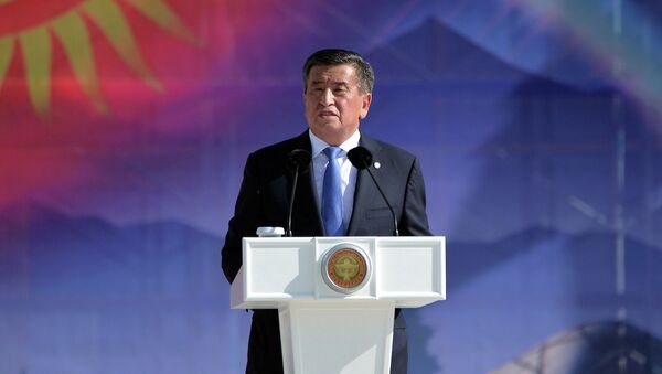 Президент КР Сооронбай Жээнбеков во время выступления на церемонии празднования 29-й годовщины независимости КР на площади Ала-Тоо в Бишкеке - Sputnik Кыргызстан