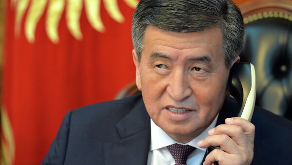 Президент Кыргызской Республики Сооронбай Жээнбеков во время телефонного разговора. Архивное фото - Sputnik Кыргызстан