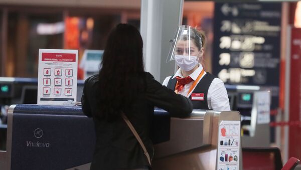 Пассажир у стойки регистрации в аэропорту. Архивное фото - Sputnik Кыргызстан