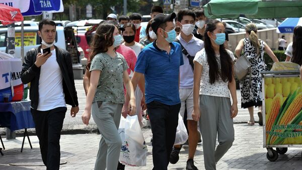 Молодые люди в масках в Бишкеке. Архивное фото - Sputnik Кыргызстан