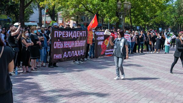 В Бишкеке арендаторы бутиков торгового центра Караван вышли на митинг против продажи объекта - Sputnik Кыргызстан