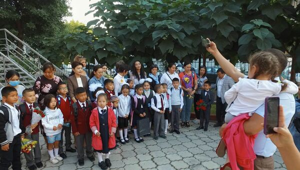 Первоклашки Бишкека пошли в школу — как это было. Видео - Sputnik Кыргызстан