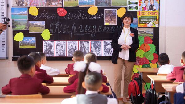 Преподаватель ведет урок в школе в день знаний. Архивное фото - Sputnik Кыргызстан