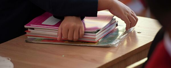 Первоклассники во время занятий в школе. Архивное фото - Sputnik Кыргызстан