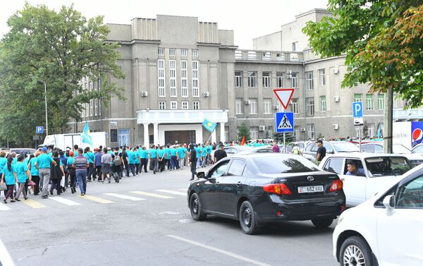 В Верховном суде рассматривается дело партии Кыргызстан, а на улице идут митинги сторонников партии и представители других политических объединений - Sputnik Кыргызстан