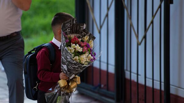 Бишкектеги мектептердин биринде биринчи класстын окуучусу. Архив - Sputnik Кыргызстан