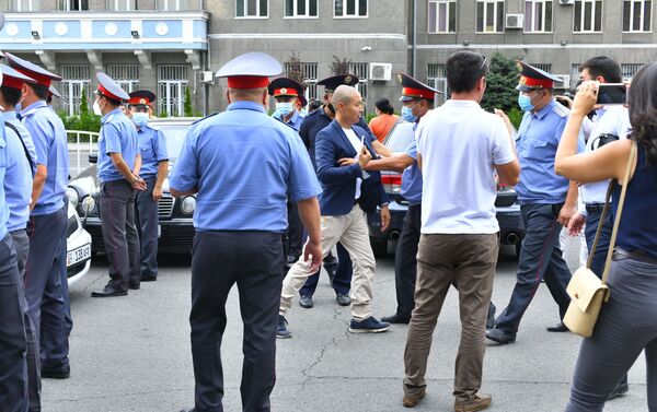 Также на месте дежурят сотрудники милиции - Sputnik Кыргызстан