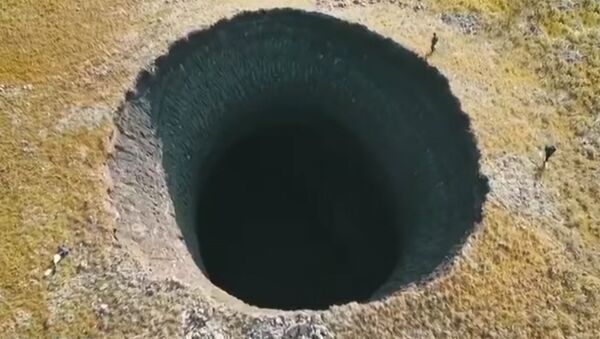 В России найдена гигантская воронка — видео с высоты - Sputnik Кыргызстан