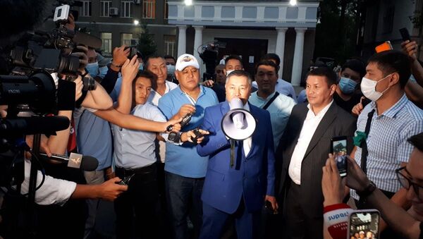 Лидер партии Кыргызстан Канат Исаев отвечает на вопросы журналистов после рассмотрения дела о возврате партии в предвыборную гонку Верховным судом КР - Sputnik Кыргызстан