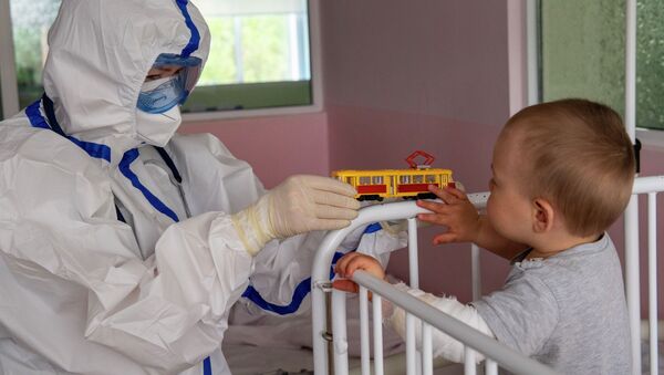 Медик с ребенком в палате больницы. Архивное фото - Sputnik Кыргызстан