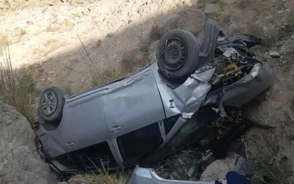 В автомобиле, слетевшем в обрыв на трассе Бишкек-Ош близ Таш-Кумыра, ехала семья из пяти человек. - Sputnik Кыргызстан