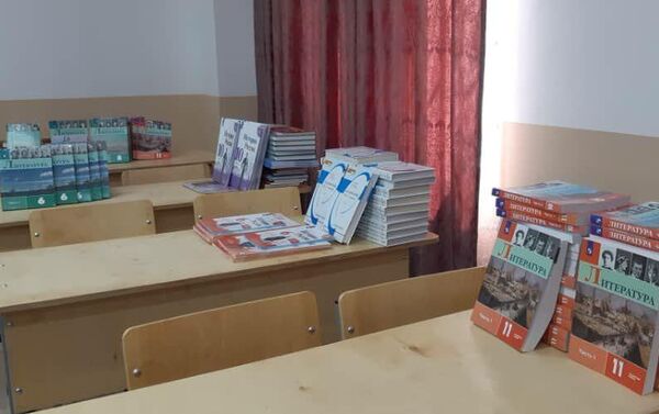 Как передает региональный корреспондент Sputnik Кыргызстан, в декабре 2017 года Некоммерческая организация Русская гуманитарная миссия доставила в Иссык-Кульскую область 22 тысячи учебников для 17 школ области - Sputnik Кыргызстан