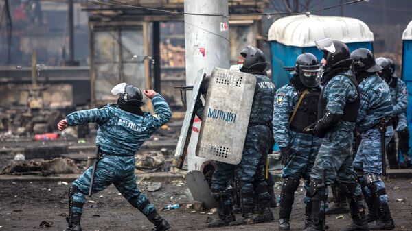 Сотрудники правоохранительных органов во время столкновений с митингующими на площади Независимости в Киеве. Архивное фото - Sputnik Кыргызстан