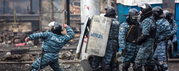 Сотрудники правоохранительных органов во время столкновений с митингующими на площади Независимости в Киеве. Архивное фото Сотрудники правоохранительных органов во время столкновений с митингующими на площади Независимости в Киеве. Архивное фото - Sputnik Кыргызстан