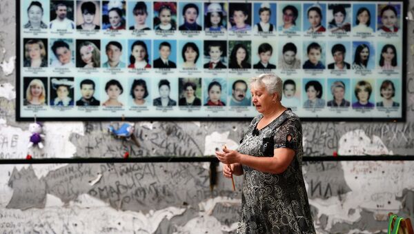 Женщина на траурном мероприятии в годовщину трагедии в Беслане на территории мемориала памяти жертв теракта 1 сентября 2004 года. Архивное фото - Sputnik Кыргызстан