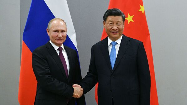 Президент РФ Владимир Путин и председатель Китайской Народной Республики (КНР) Си Цзиньпин (справа) во время встречи. Архивное фото - Sputnik Кыргызстан