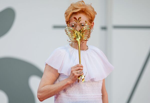 Британская актриса Тильда Суинтон на красной дорожке церемонии открытия 77-го Венецианского международного кинофестиваля - Sputnik Кыргызстан