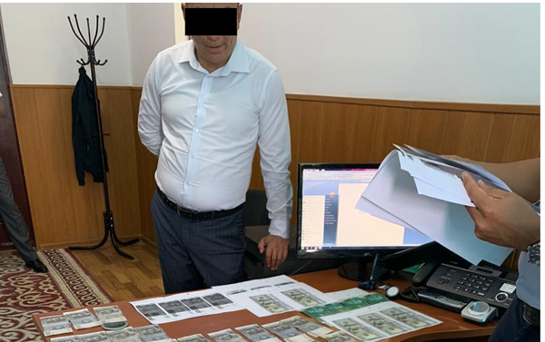 3 сентября по факту вымогательства и получения взятки в размере 2 тысяч долларов в служебном кабинете был задержан с поличным помощник директора Унаа Ы. Р. - Sputnik Кыргызстан