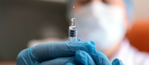 Медик готовит шприц с вакциной. Архивное фото - Sputnik Кыргызстан