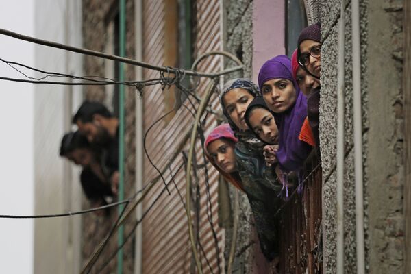Индийские мусульманские женщины смотрят в окно в Нью-Дели, Индия - Sputnik Кыргызстан