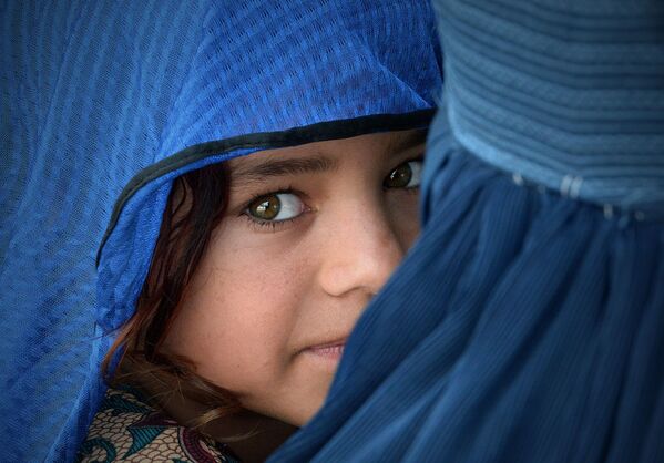 Афганская девочка в центре репатриации в Наушере, Пакистан - Sputnik Кыргызстан