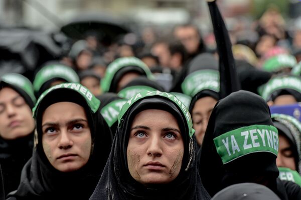 Турецкие шиитские женщины принимают участие в шествии по случаю шиитского религиозного праздника Ашура в Стамбуле, Турция - Sputnik Кыргызстан