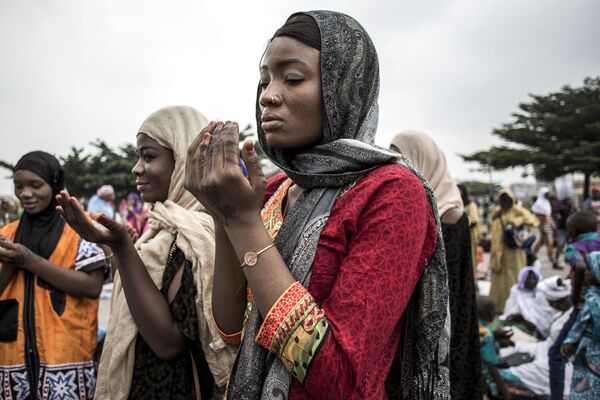 Мусульмане во время массовой молитвы в честь праздника Ураза-байрама на стадионе Мучеников в Киншасе, Конго - Sputnik Кыргызстан