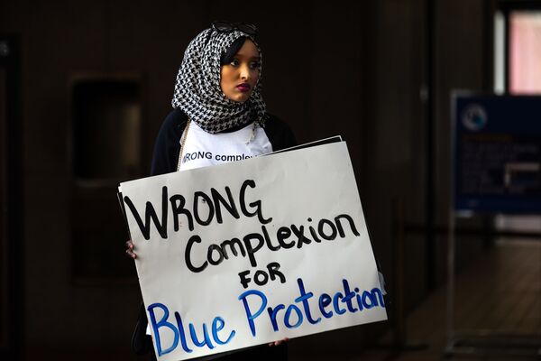 Девушка-мусульманка на акции протеста в Миннеаполисе, США - Sputnik Кыргызстан